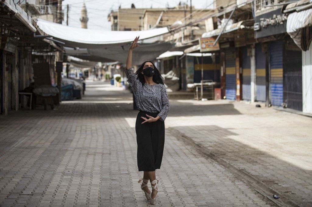 راقصة باليه كردية تبعث الحياة في سوق فارغ في سوريا 1 راقصة باليه كردية تبعث الحياة في سوق فارغ في سوريا