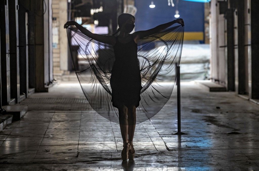 راقصة باليه كردية تبعث الحياة في سوق فارغ في سوريا 3 راقصة باليه كردية تبعث الحياة في سوق فارغ في سوريا