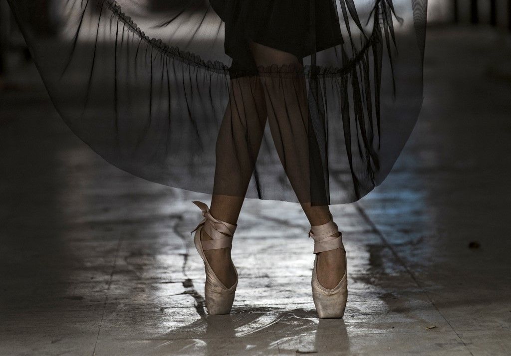 راقصة باليه كردية تبعث الحياة في سوق فارغ في سوريا 5 راقصة باليه كردية تبعث الحياة في سوق فارغ في سوريا