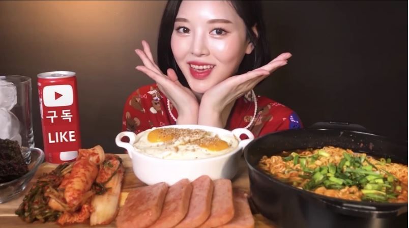 بسبب إهدار الطعام.. هيئة مكافحة الفساد في الصين تمنع تحديات الطعام ”موكبانغ“! 1 بسبب إهدار الطعام.. هيئة مكافحة الفساد في الصين تمنع تحديات الطعام ”موكبانغ“!