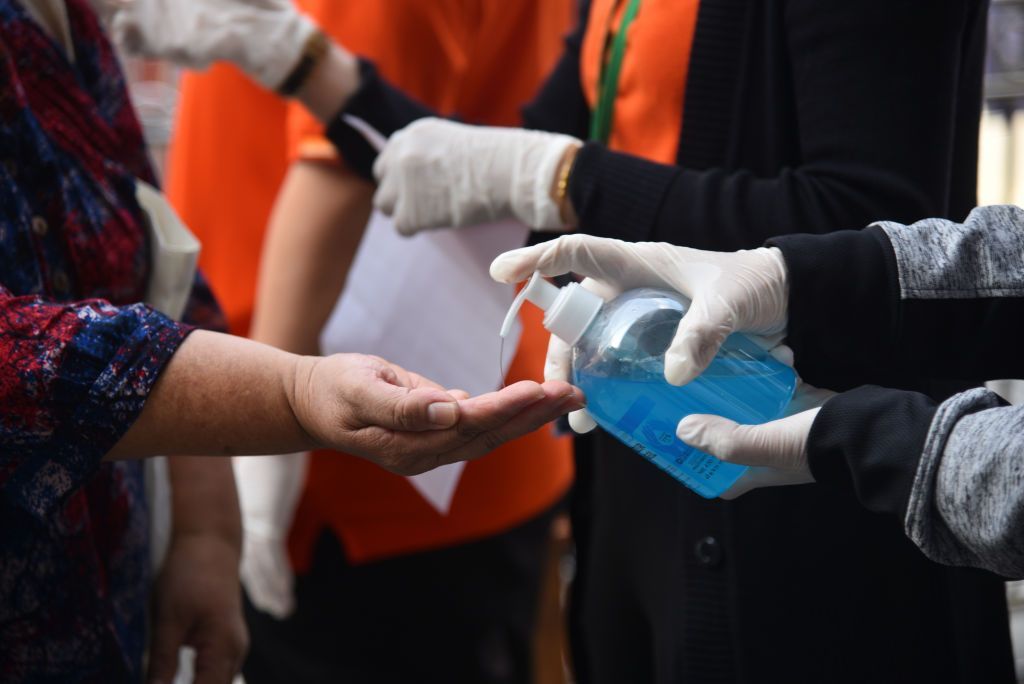 وسط كورونا.. إليكم الطريقة الصحيحة لتعقيم اليدين