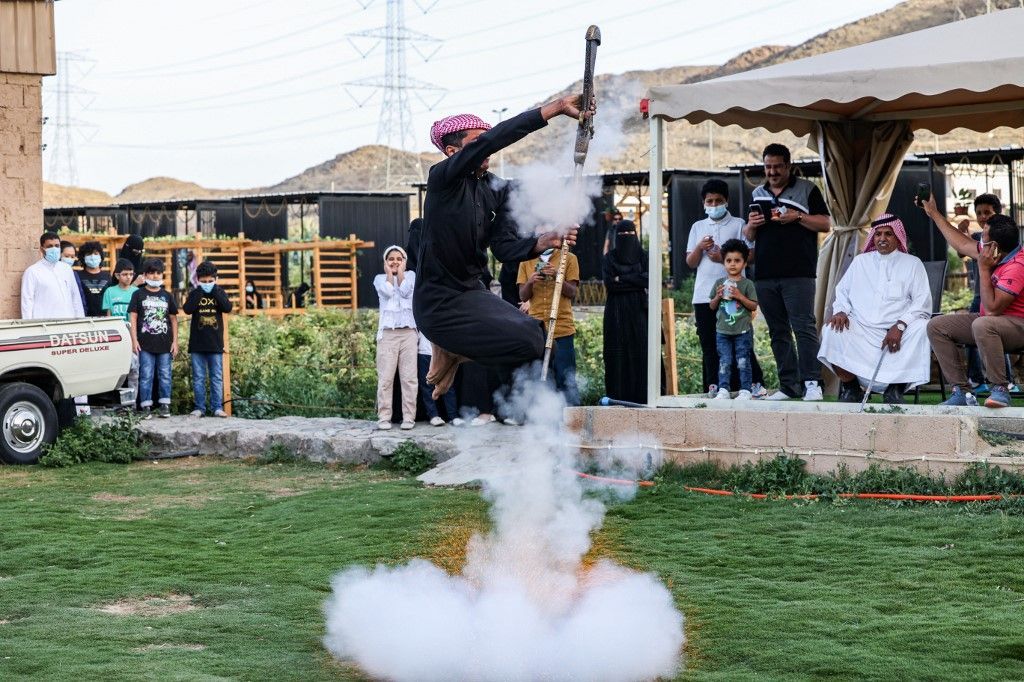 سعوديون يحافظون على رقصة ”التعشير“ الفلكلورية الحربية 1 سعوديون يحافظون على رقصة ”التعشير“ الفلكلورية الحربية