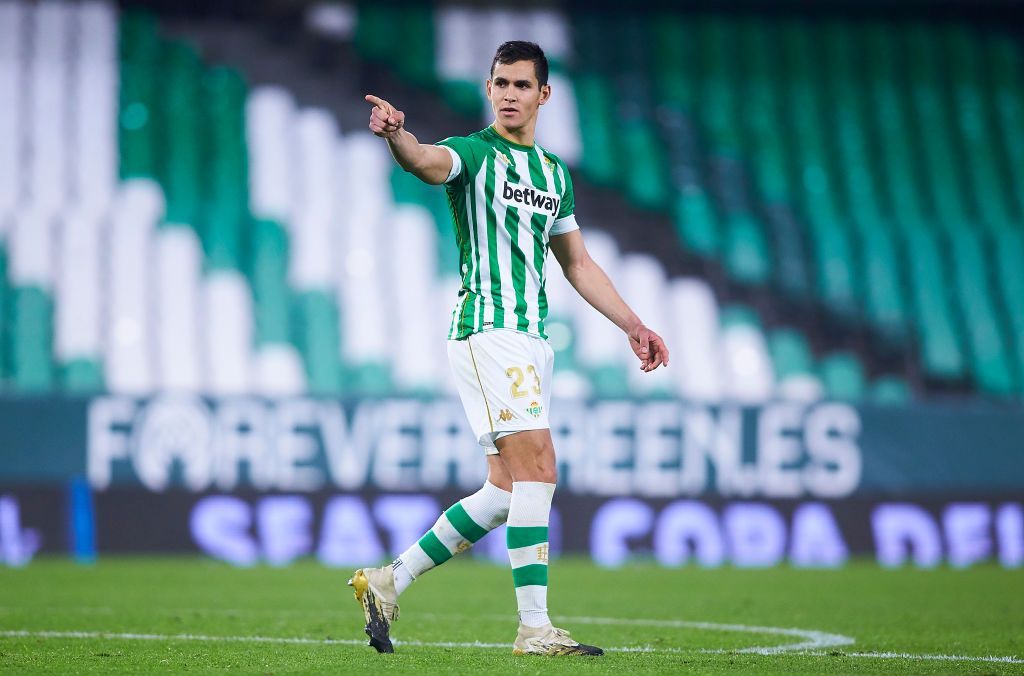 برشلونة يدرس التعاقد مع نجم الجزائر