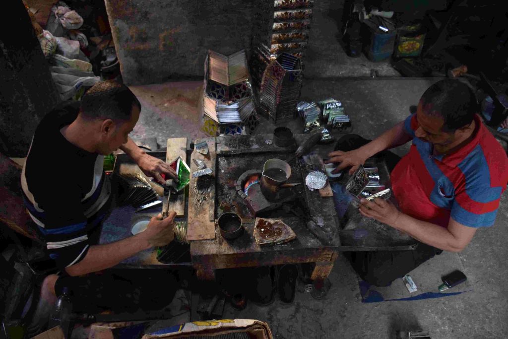 فن صناعة فوانيس رمضان.. المصري يستعيد بريقه بعد الإطاحة بالفانوس الصيني