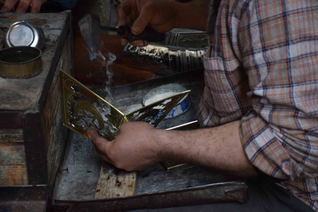 فن صناعة فوانيس رمضان.. المصري يستعيد بريقه بعد الإطاحة بالفانوس الصيني