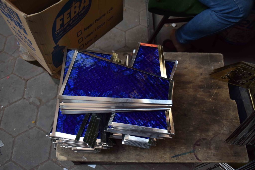 فن صناعة فوانيس رمضان.. المصري يستعيد بريقه بعد الإطاحة بالفانوس الصيني