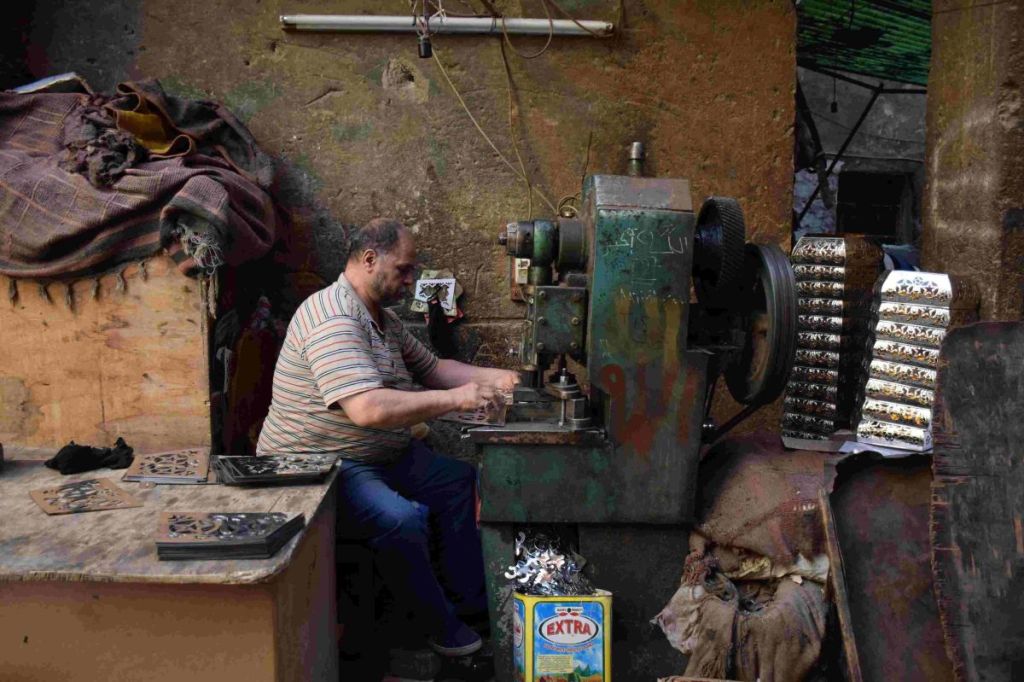 فن صناعة فوانيس رمضان.. المصري يستعيد بريقه بعد الإطاحة بالفانوس الصيني