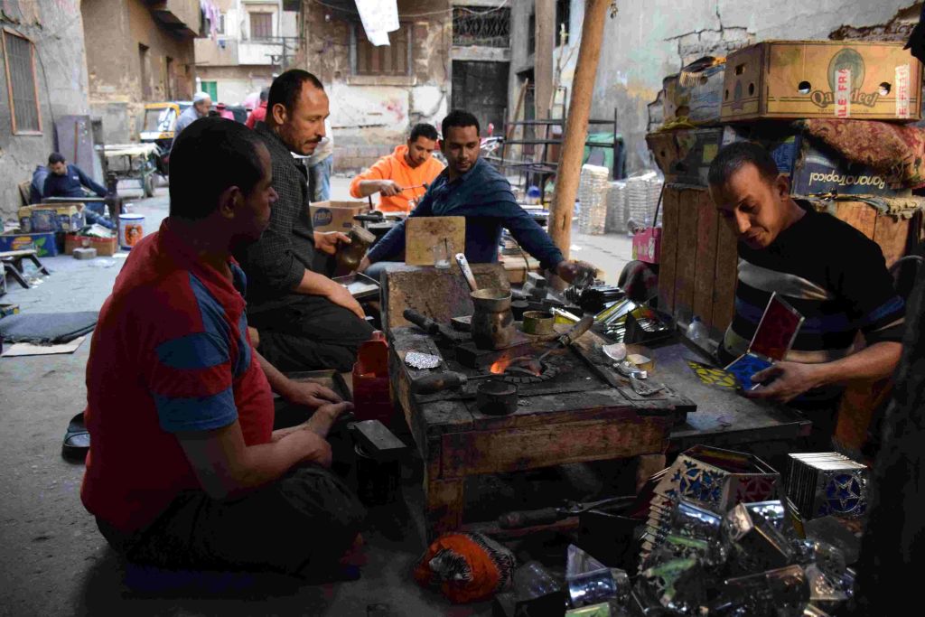 فن صناعة فوانيس رمضان.. المصري يستعيد بريقه بعد الإطاحة بالفانوس الصيني