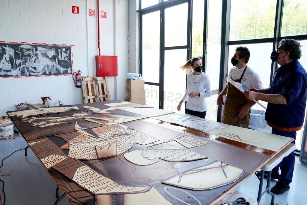 رسم لوحة بيكاسو الشهيرة ”غرنيكا“ بالشوكولاته