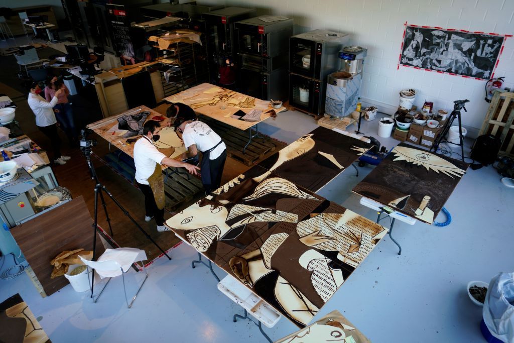 رسم لوحة بيكاسو الشهيرة ”غرنيكا“ بالشوكولاته