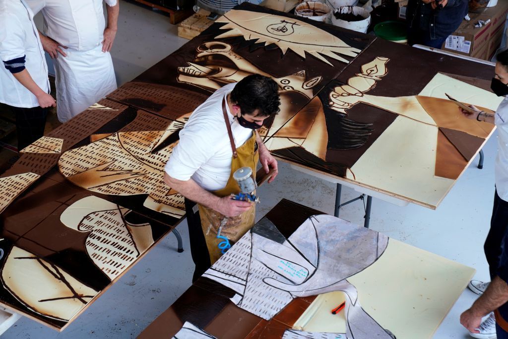 رسم لوحة بيكاسو الشهيرة ”غرنيكا“ بالشوكولاته