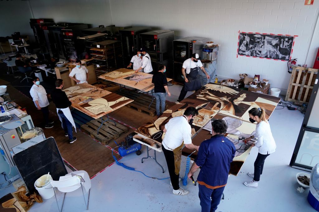 رسم لوحة بيكاسو الشهيرة ”غرنيكا“ بالشوكولاته