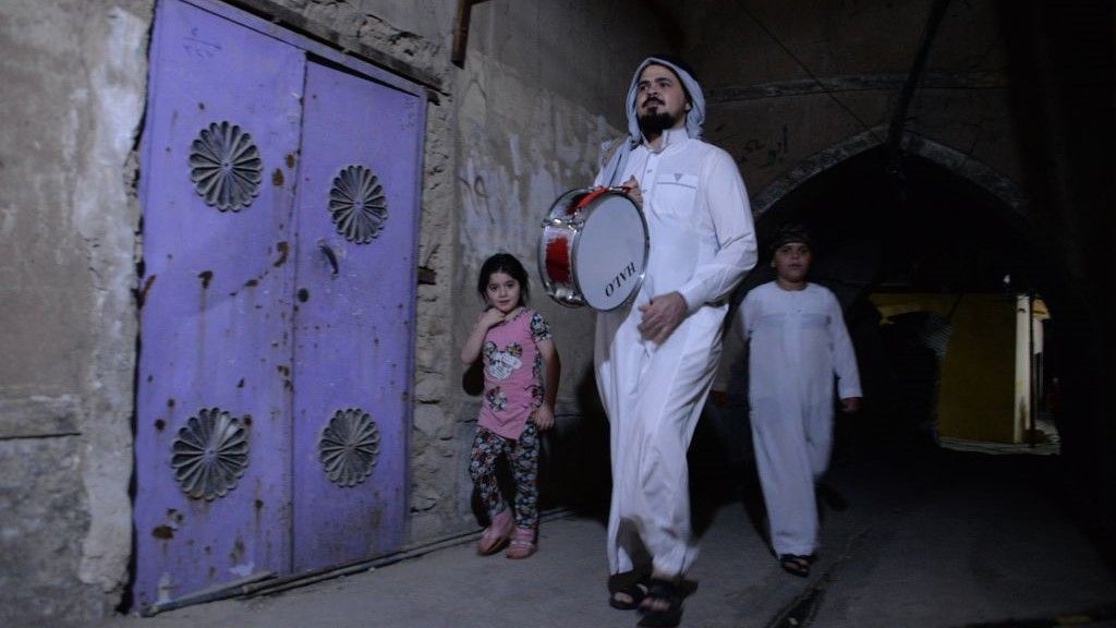 مسحراتي الموصل يقاوم الصعاب ليحافظ على الموروث الشعبي 2 مسحراتي الموصل يقاوم الصعاب ليحافظ على الموروث الشعبي