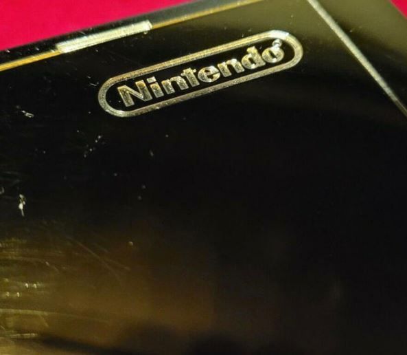 مطلي بالذهب.. عرض ”بلاي ستيشن“ الملكة إليزابيث للبيع 2 مطلي بالذهب.. عرض ”بلاي ستيشن“ الملكة إليزابيث للبيع