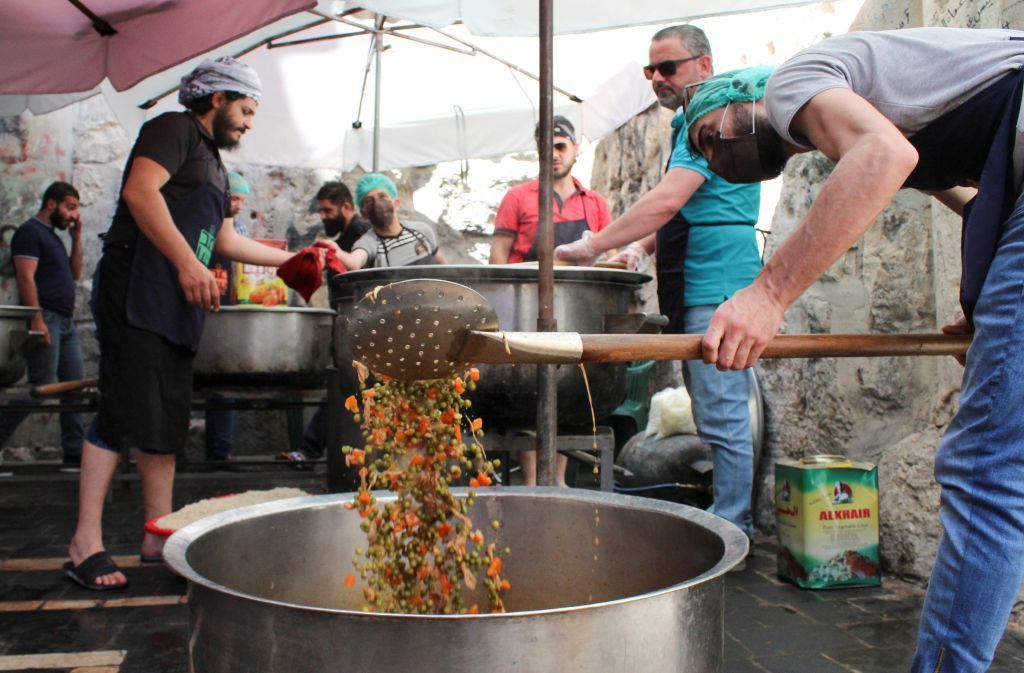 مساعدة للفقراء.. جمعيات خيرية في سوريا توزع الطعام خلال رمضان 1 مساعدة للفقراء.. جمعيات خيرية في سوريا توزع الطعام خلال رمضان