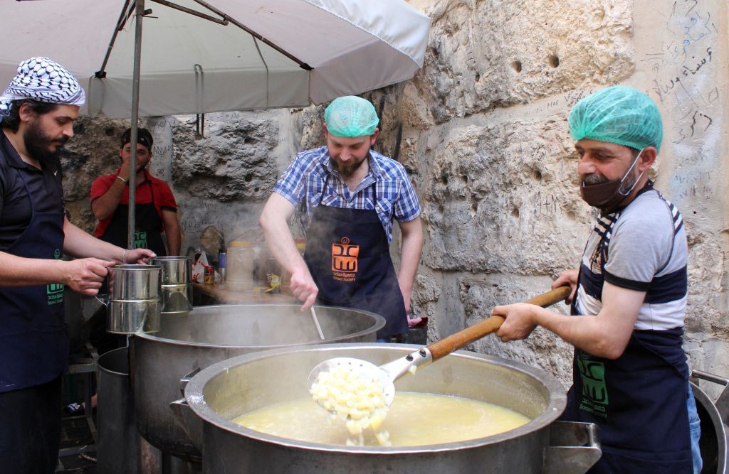 مساعدة للفقراء.. جمعيات خيرية في سوريا توزع الطعام خلال رمضان 4 مساعدة للفقراء.. جمعيات خيرية في سوريا توزع الطعام خلال رمضان