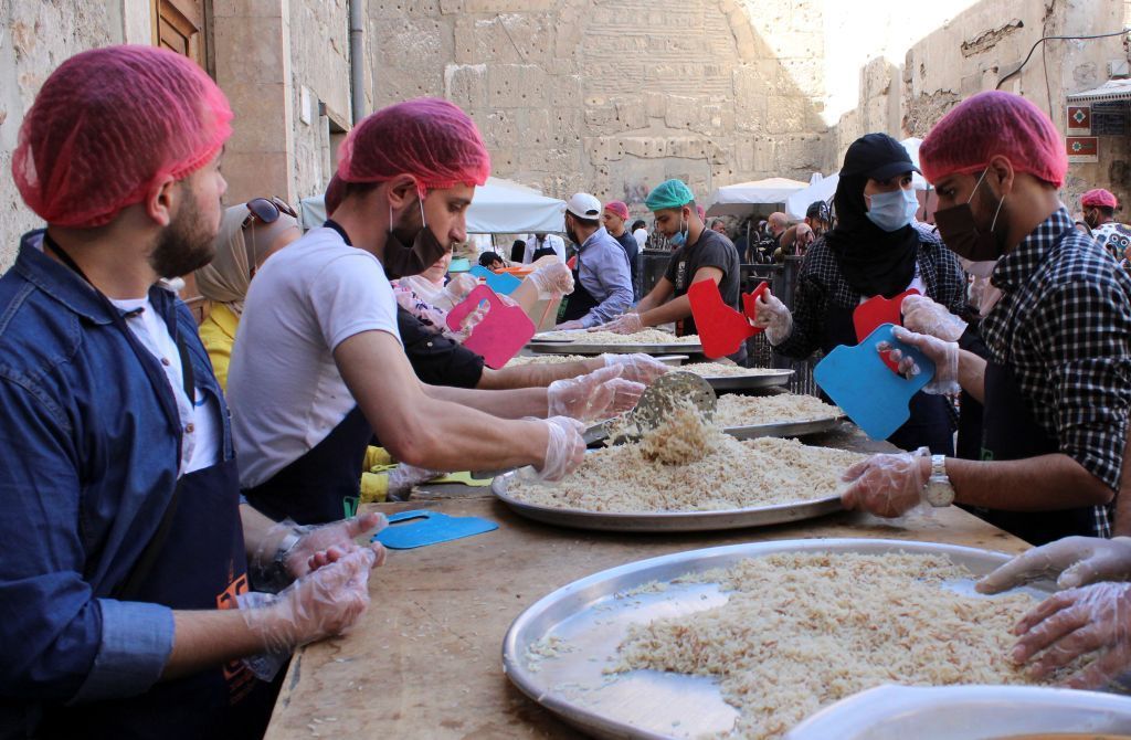 مساعدة للفقراء.. جمعيات خيرية في سوريا توزع الطعام خلال رمضان 2 مساعدة للفقراء.. جمعيات خيرية في سوريا توزع الطعام خلال رمضان