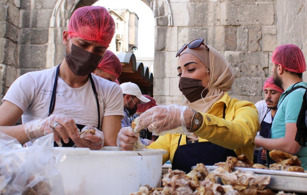 مساعدة للفقراء.. جمعيات خيرية في سوريا توزع الطعام خلال رمضان 5 مساعدة للفقراء.. جمعيات خيرية في سوريا توزع الطعام خلال رمضان