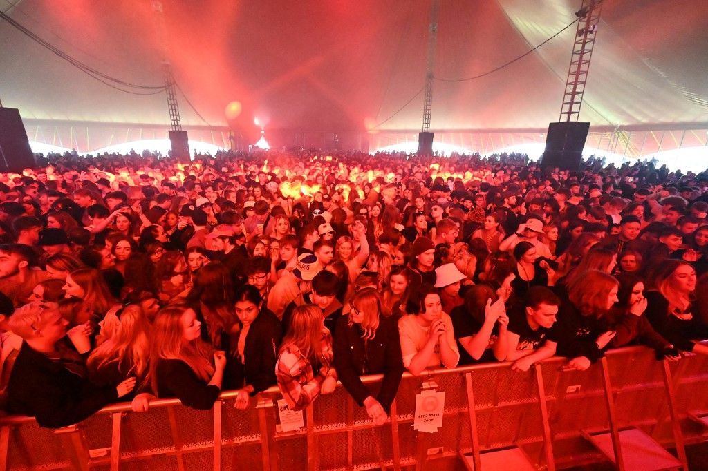 في بريطانيا..دون كمامات أو تباعد.. أكثر من 5 آلاف يجتمعون في حفل موسيقي