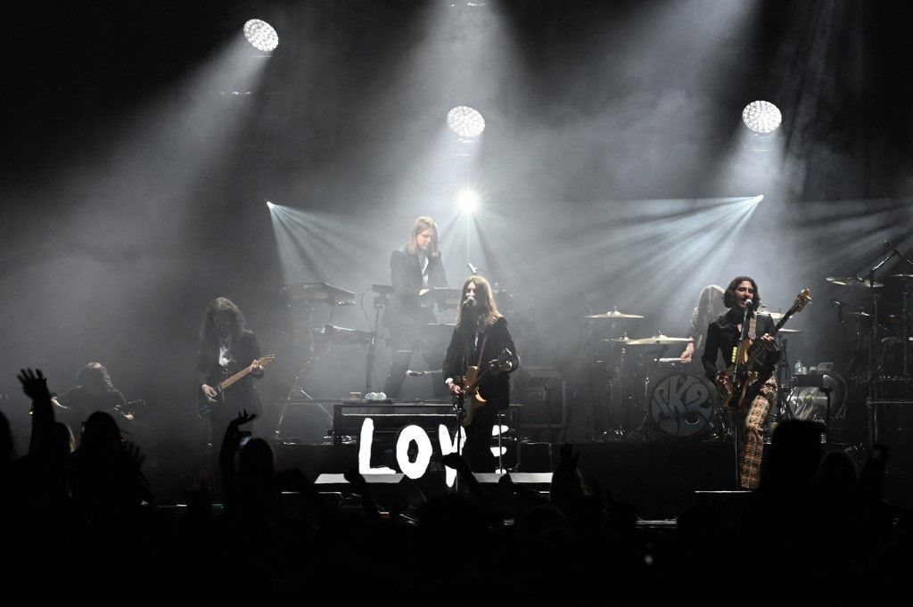 في بريطانيا..دون كمامات أو تباعد.. أكثر من 5 آلاف يجتمعون في حفل موسيقي