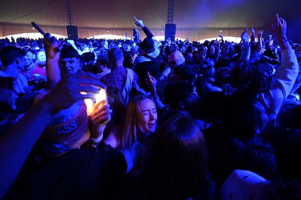 في بريطانيا..دون كمامات أو تباعد.. أكثر من 5 آلاف يجتمعون في حفل موسيقي