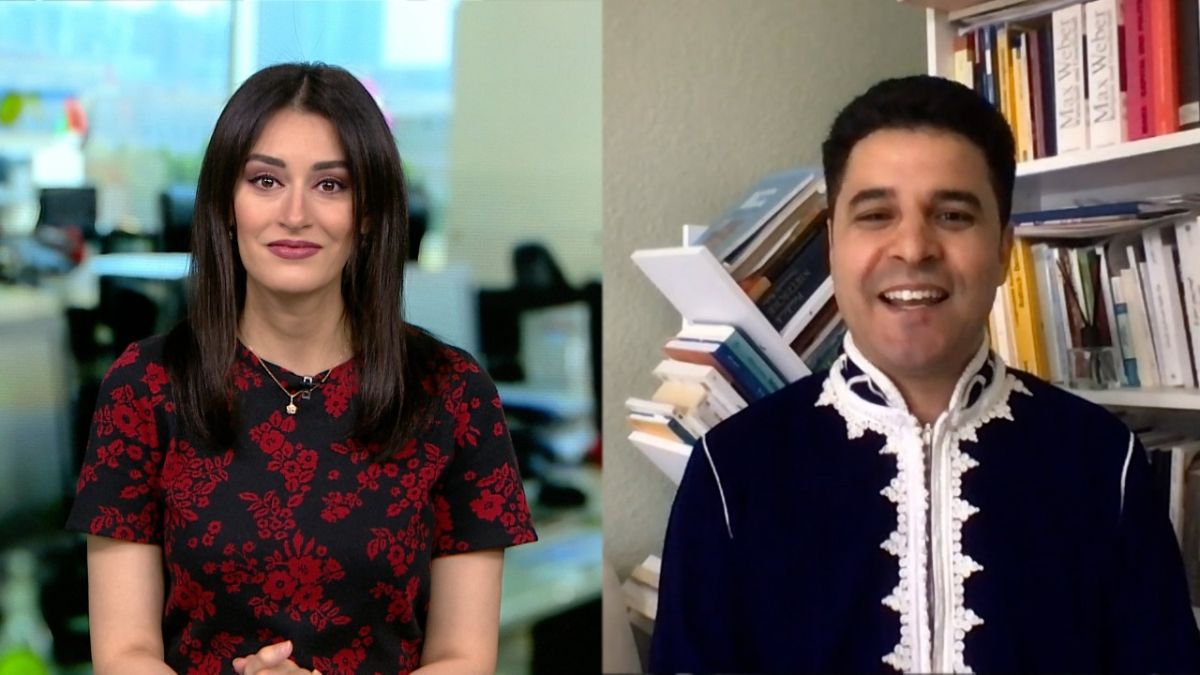 عبد الرحمن عمار.. محلل سياسي يتمتع بمهارات المراسل.. تعرفوا عليه في مراسلون