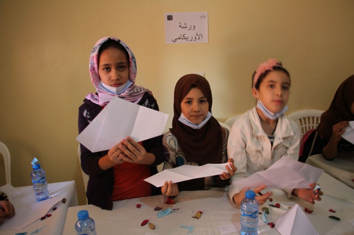 أطفال من جمعية إنسان في ورشة الاوريغامي