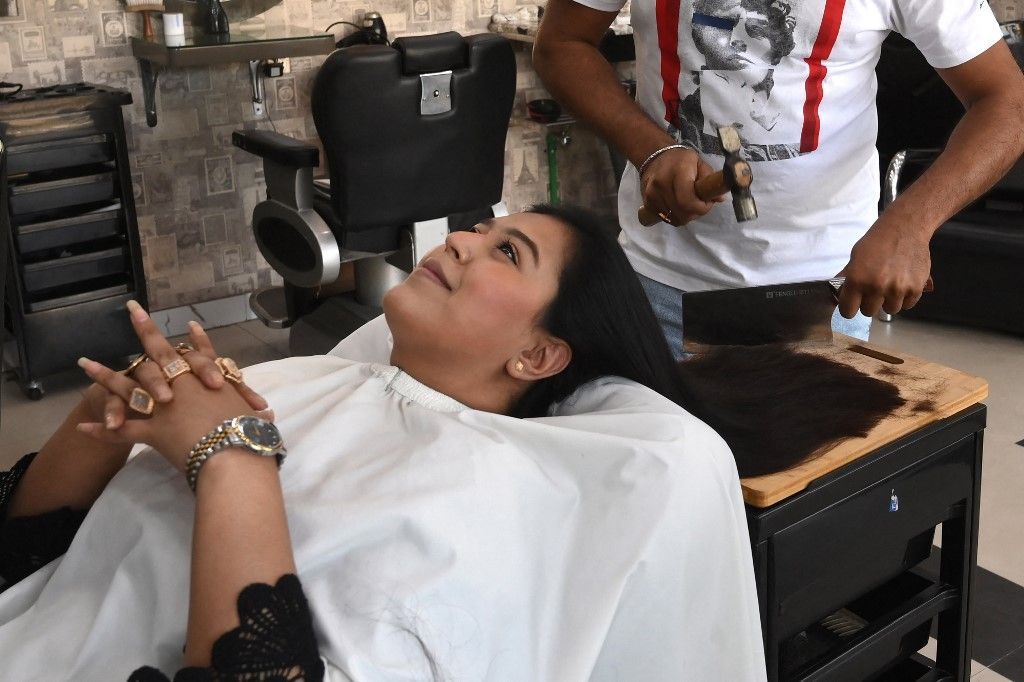 السواطير وموقد اللحام.. أدوات حلاق باكستاني