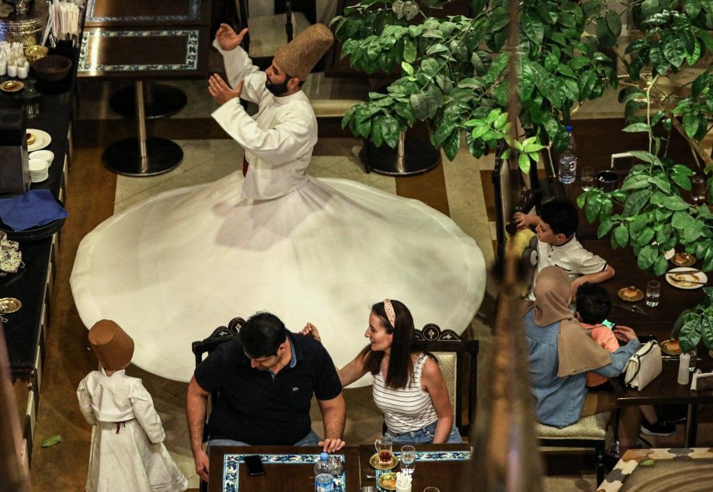 عائلة دمشقية تحافظ على تراث الرقص المولوي الصوفي