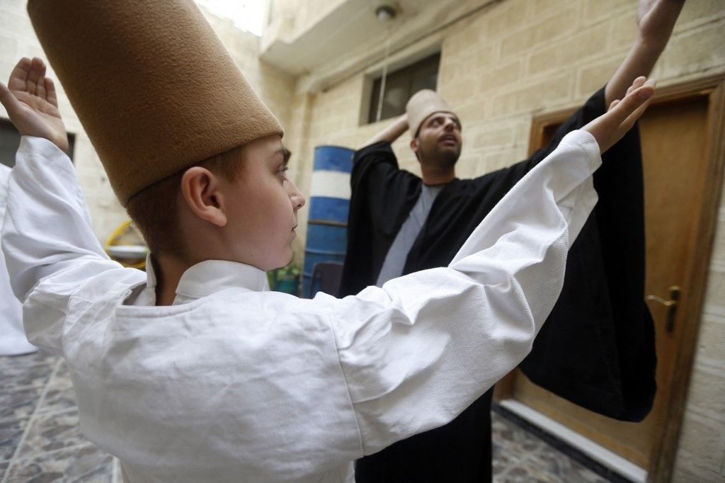 عائلة دمشقية تحافظ على تراث الرقص المولوي الصوفي