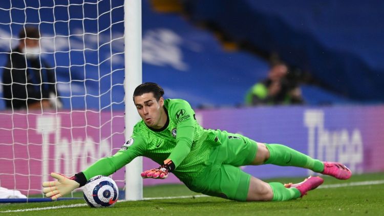 حارس مرمى تشيلسي كيبا أريزابلاغا يحاول صد الكرة في مباراة فريقه أمام آرسنال