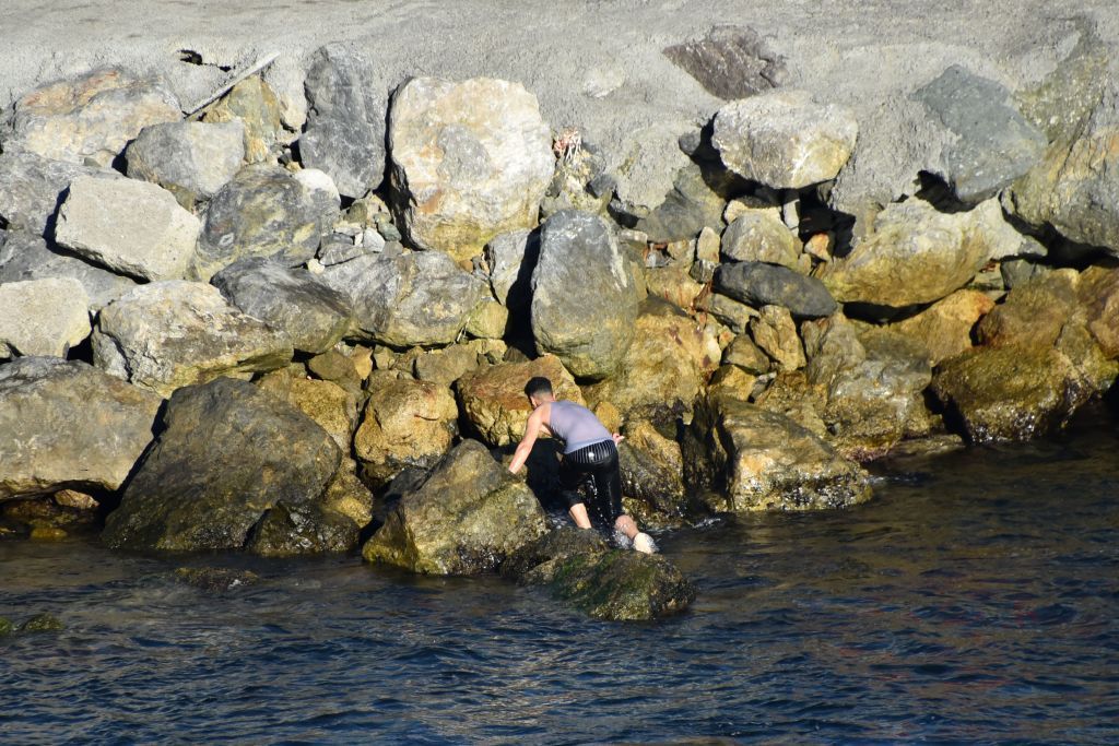 تدفق 8 آلاف مهاجر إلى جيب سبتة وإسبانيا ترد بالغاز المسيل للدموع