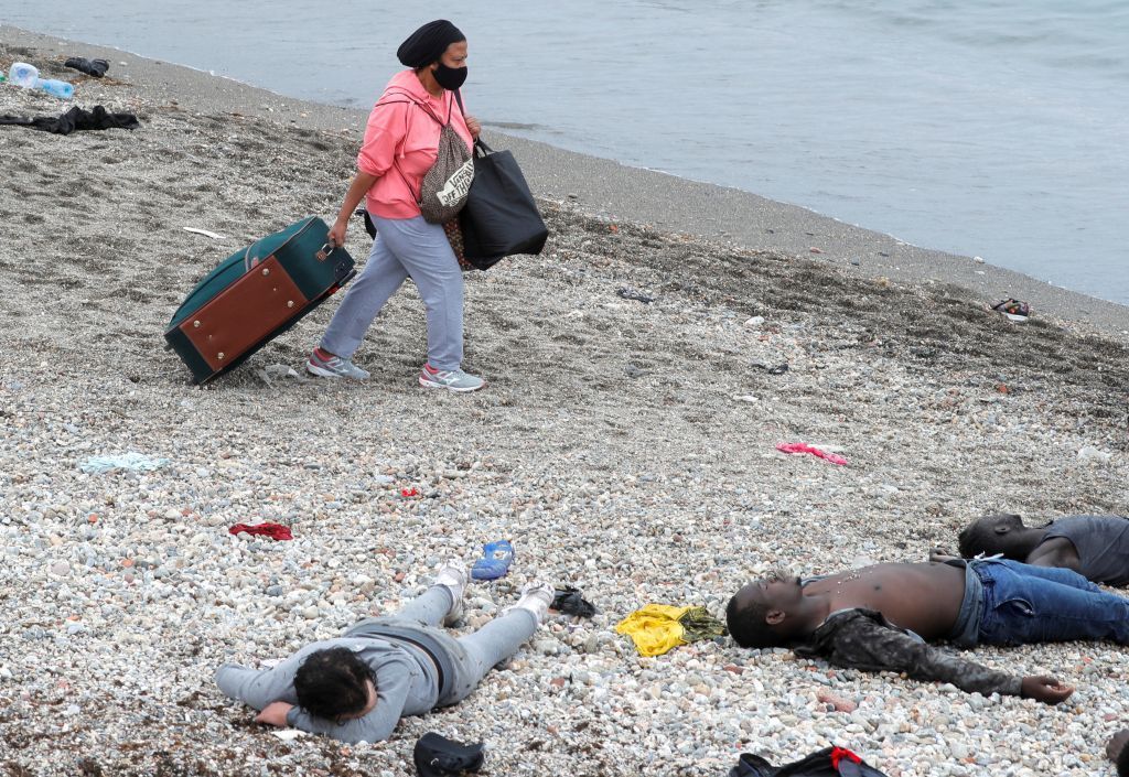 تدفق 8 آلاف مهاجر إلى جيب سبتة وإسبانيا ترد بالغاز المسيل للدموع