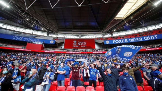 جمهور ليستر سيتي يعود إلى تشجيع الفريق من الملعب بعد غياب بسبب جائحة كوروناز 