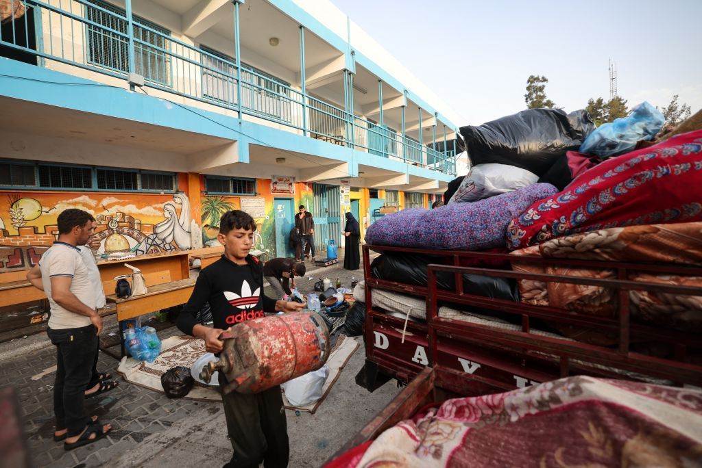 بعد إعلان وقف إطلاق النار.. سكان غزة اللاجئون في مدارس الأونروا يعودون إلى ديارهم