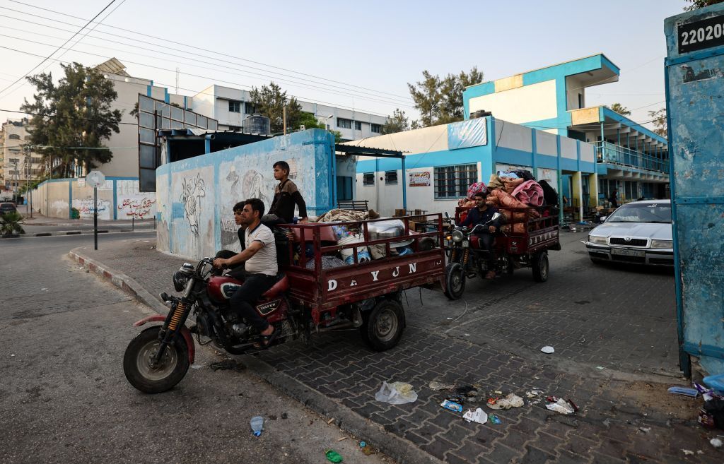 بعد إعلان وقف إطلاق النار.. سكان غزة اللاجئون في مدارس الأونروا يعودون إلى ديارهم