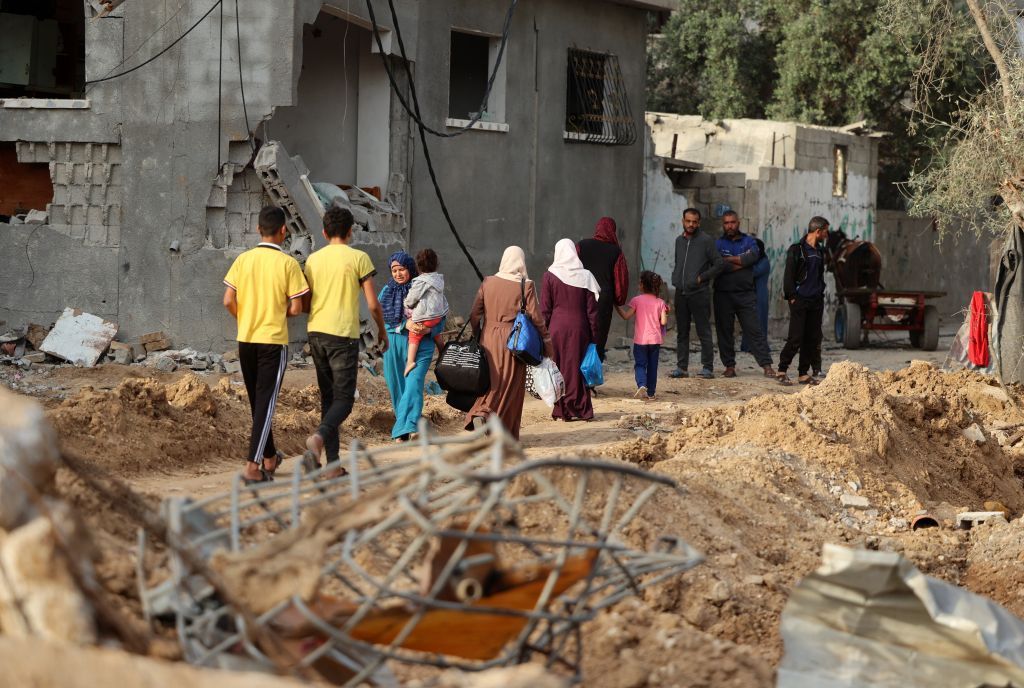 بعد إعلان وقف إطلاق النار.. سكان غزة اللاجئون في مدارس الأونروا يعودون إلى ديارهم