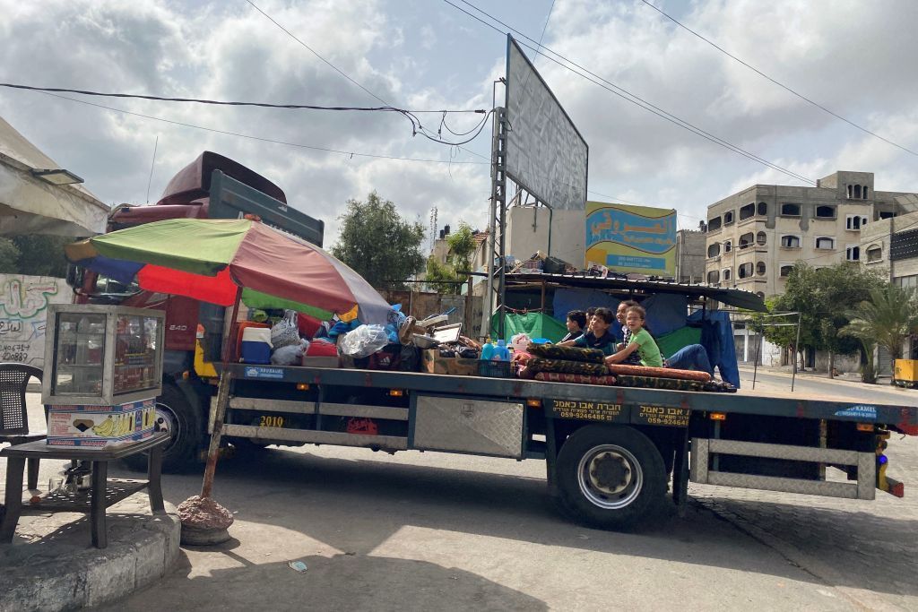 بعد إعلان وقف إطلاق النار.. سكان غزة اللاجئون في مدارس الأونروا يعودون إلى ديارهم