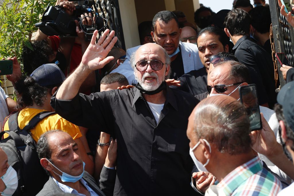 بالصور..حزن وبكاء في تشييع الفنان الكبير سمير غانم