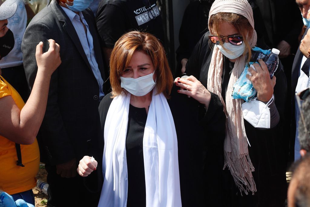 بالصور..حزن وبكاء في تشييع الفنان الكبير سمير غانم