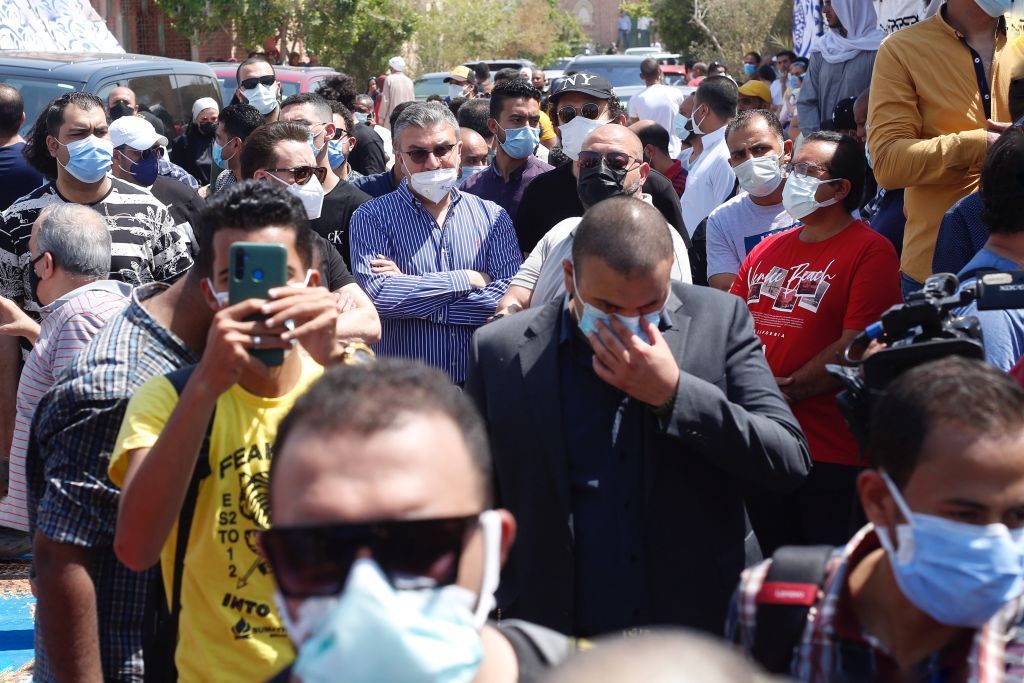 بالصور..حزن وبكاء في تشييع الفنان الكبير سمير غانم