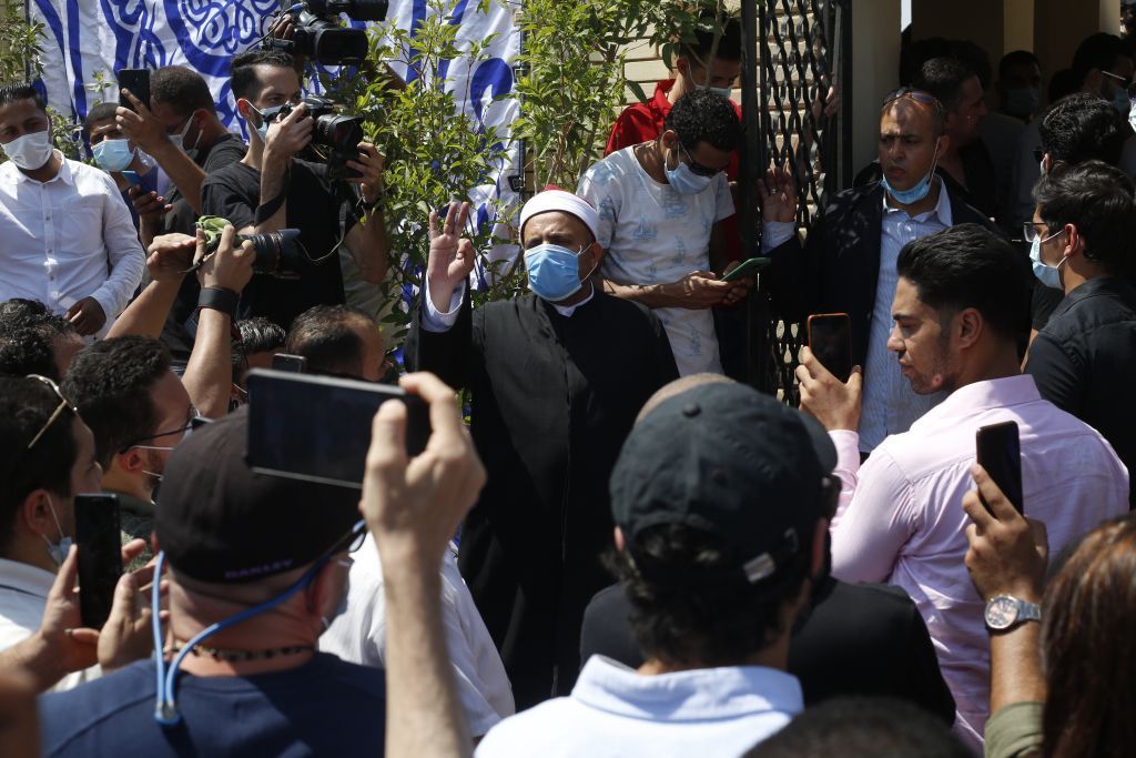 بالصور..حزن وبكاء في تشييع الفنان الكبير سمير غانم