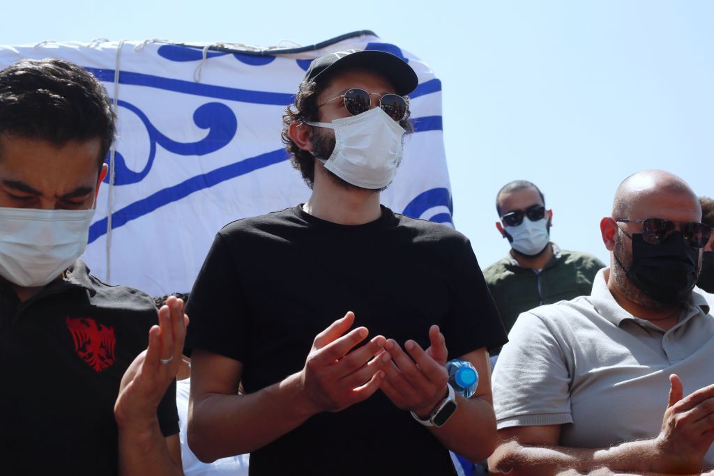 بالصور..حزن وبكاء في تشييع الفنان الكبير سمير غانم