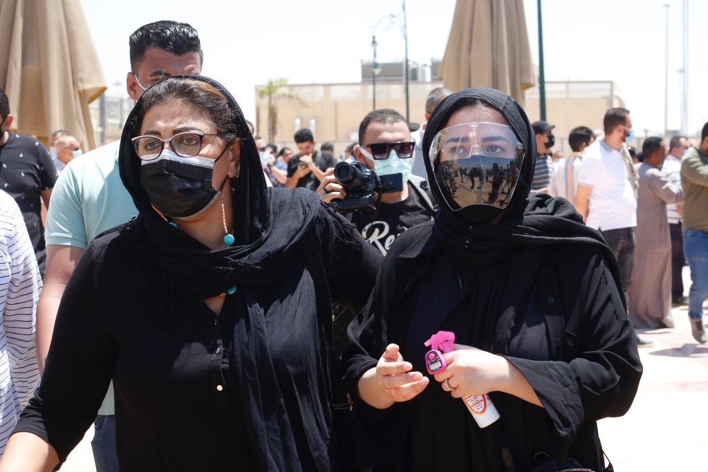 بالصور..حزن وبكاء في تشييع الفنان الكبير سمير غانم