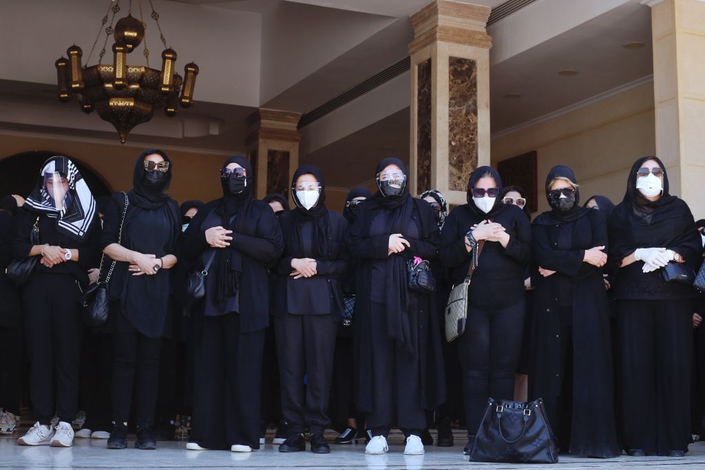 بالصور..حزن وبكاء في تشييع الفنان الكبير سمير غانم