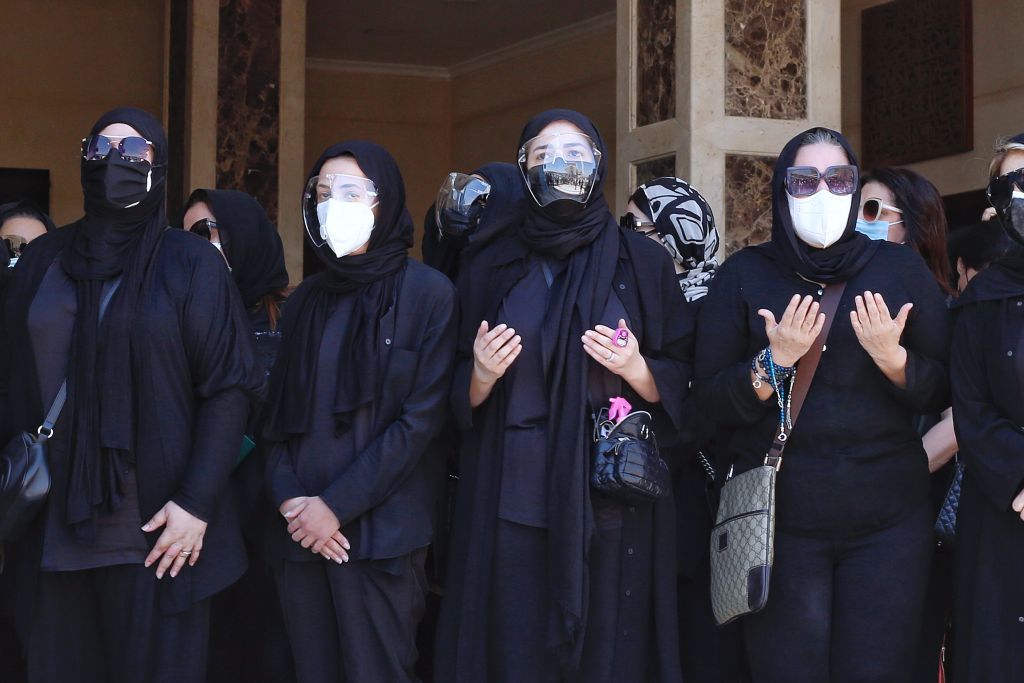 بالصور..حزن وبكاء في تشييع الفنان الكبير سمير غانم