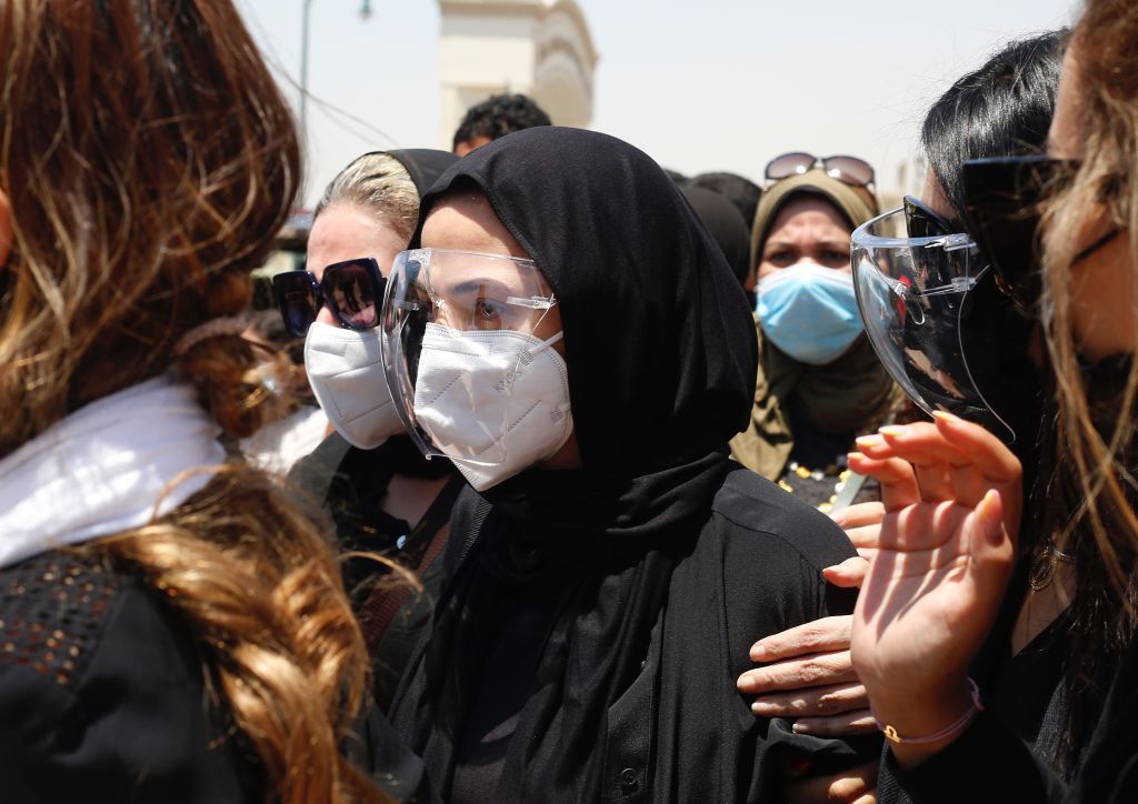 بالصور..حزن وبكاء في تشييع الفنان الكبير سمير غانم