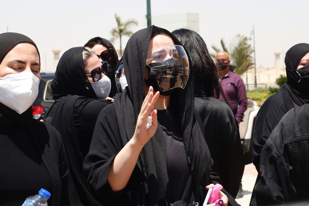 بالصور..حزن وبكاء في تشييع الفنان الكبير سمير غانم