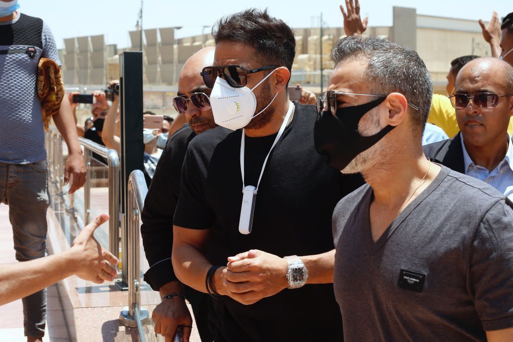 بالصور..حزن وبكاء في تشييع الفنان الكبير سمير غانم