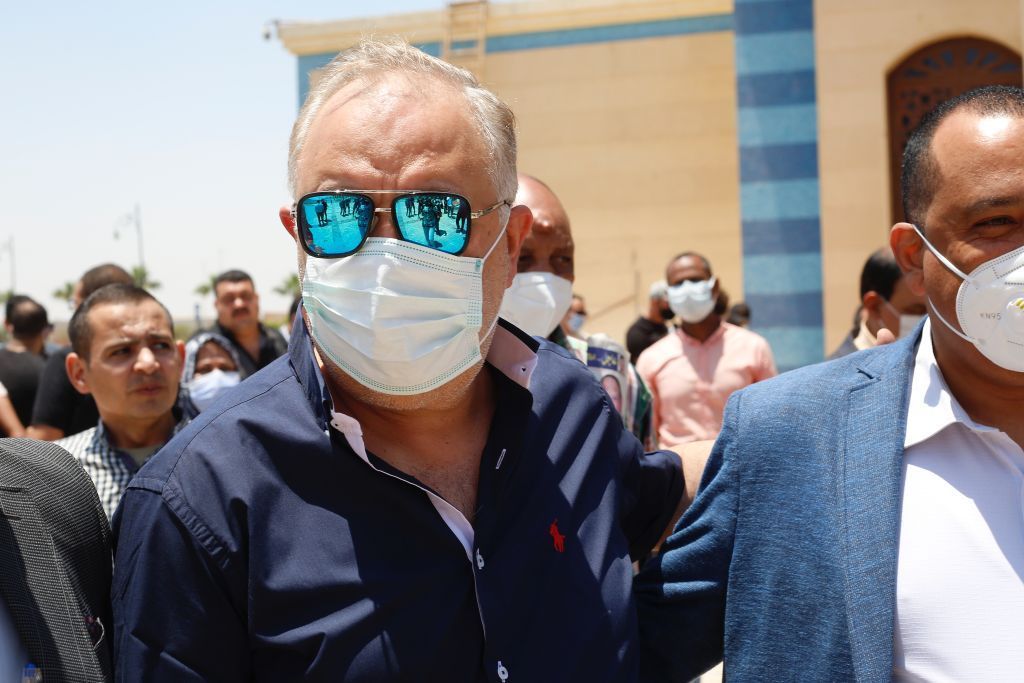 بالصور..حزن وبكاء في تشييع الفنان الكبير سمير غانم